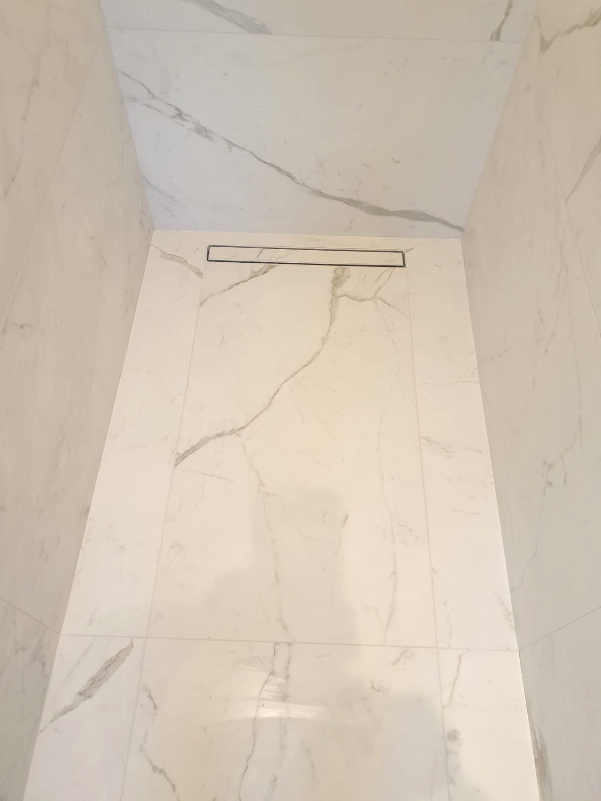 Marble wall tiling with precise grout lines